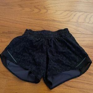 Lululemon Hotty Hot 4” low rise black with print size 4